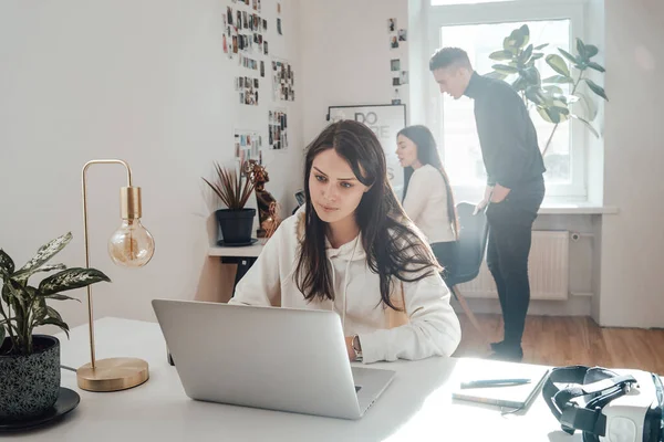 Gericht zakenvrouw types op laptop in comfortabel kantoor — Stockfoto