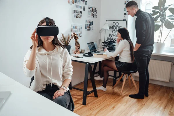 Geschäftsfrau trägt Virtual-Reality-Headset im Büro — Stockfoto