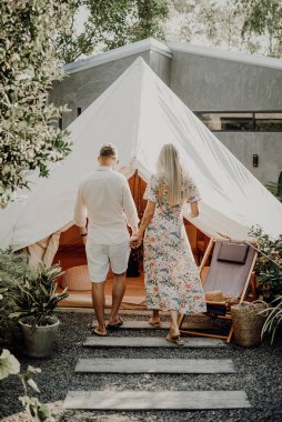 Karı koca el ele tutuşup çadıra gidiyorlar.