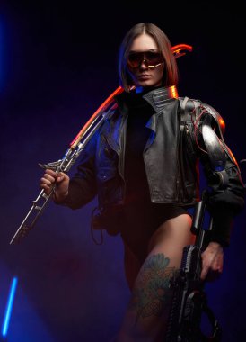 Siber punk stili paralı asker, karanlık arka planda gidiyor.