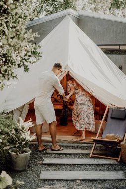 Karı koca el ele tutuşup çadıra gidiyorlar.