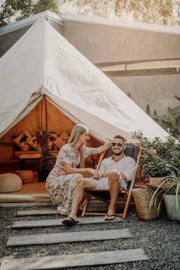 Mutlu erkek ve kadın tatillerinde balayını kutluyorlar.