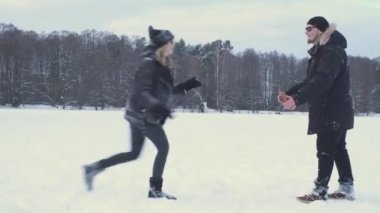 Mutlu kız arkadaş kışın erkek arkadaşa atlıyor.