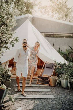 Neşeli kadın kocasıyla kampın dışına, doğaya gider.