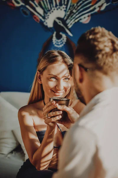 Mulher sorridente olha para o marido no quarto de hotel durante o dia — Fotografia de Stock