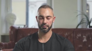 Sporcunun yakın çekim görüntüsü kameraya bakarak gözlerini açıyor ve kapıyor