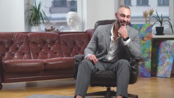 Flot kaukasisk midaldrende forretningsmand smiler og tjekker tid – Stock-video