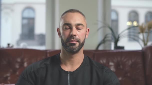 Homem de negócios esportivo calmo em camisa preta com cicatriz respirando fundo — Vídeo de Stock