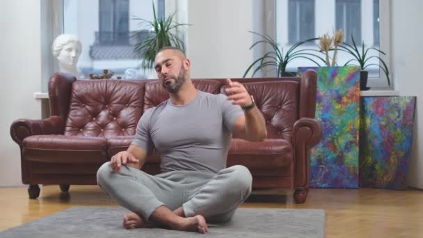 Empresario practicando yoga haciendo curvas al lado relajándose en posición de loto — Vídeos de Stock