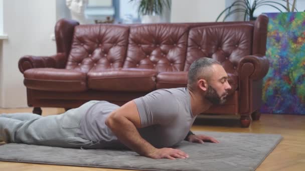 Fitness och hälsosam livsstil koncept, man låg på golvet, drar sig tillbaka — Stockvideo
