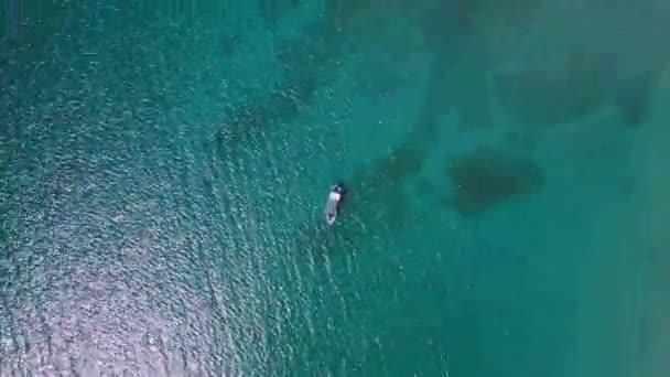 Vzdušný vysoký úhel pohledu na barevnou loď plovoucí na krásném tyrkysovém moři — Stock video