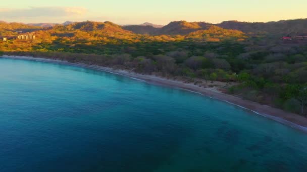 Vista aerea dei tramonti sul mare, drone. vista delle onde che si infrangono nella sabbia — Video Stock