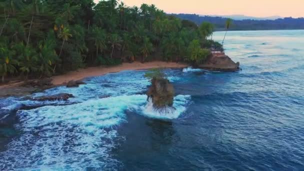 Paesaggio costa isola tropicale, scogliera di montagna, oceano azzurro, bella natura — Video Stock