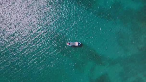 Łódka rybacka, wędkarze łowiący podczas zachodu słońca w krystalicznie czystej, błękitnej wodzie — Wideo stockowe