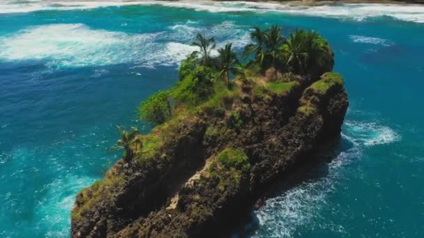 Veduta aerea del mare caraibico, onde blu si rompono sulla scogliera alta di una montagna rocciosa — Video Stock