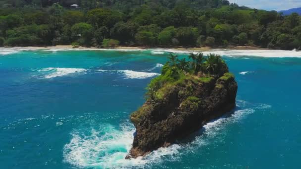 Zooming out εναέρια άποψη των τροπικών δέντρων, καταπληκτικά βράχια πάνω από γαλάζιο ωκεανό — Αρχείο Βίντεο
