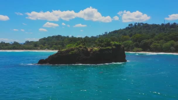 Dolly zoom da un drone di un'isola solitaria con palme in costa rica — Video Stock