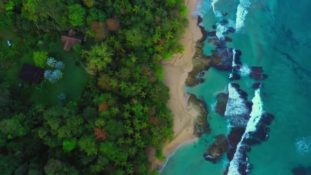 Вид зверху на океанічні хвилі, що ламаються на пляжі, морські хвилі і красивий піщаний пляж — стокове відео