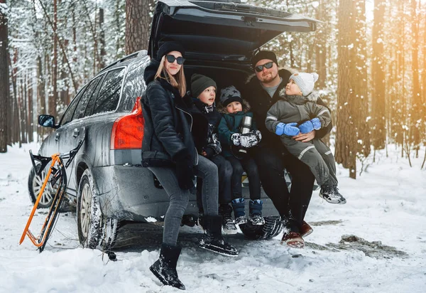 Famiglia caucasica vestita con abiti caldi nella foresta invernale — Foto Stock