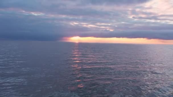 夕日の空中ドローンパノラマは海の上を飛んで、ドリーズーム — ストック動画