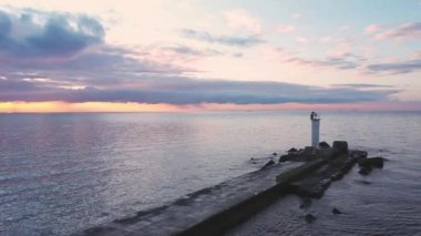 Deniz feneri, baltık denizi sakin dalgalar, iskele, manzara gökyüzü