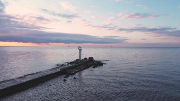 Luchtfoto drone clip van de vuurtoren in baltische zee, zonsopgang, zonsondergang — Stockvideo