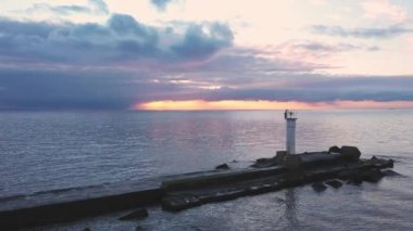 Baltık Denizi 'nde inanılmaz bir deniz feneri duruyor. İnsansız hava aracı yörüngeleri etrafında dönüyor.