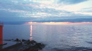 İHA uçuşu yakın, şafak vakti havadan görüş, gün doğumu, gün batımı.