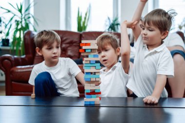 Gündüz vakti evde oyun oynayan neşeli aile hayatı.