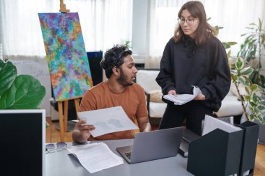 İki tasarımcıdan oluşan ekip birlikte çalışıp projelerini planlıyorlar.