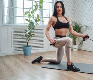 Paspas egzersizlerinde dirençli kadın vücutgeliştirici.