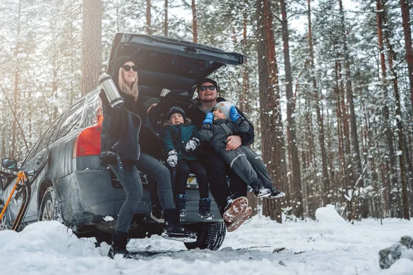 Familia caucásica pasando un buen rato juntos en el bosque de invierno — Foto de Stock