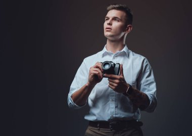 Fotoğraf makinesini tutan dalgın suratlı bir adamı kaçırıyor.