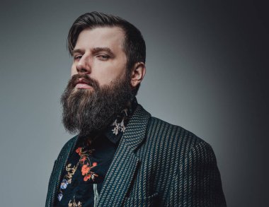 Şık giyinen şık bir adam. Şık bir saç stili.