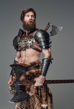 Geçmişten gelen gururlu İskandinav askeri zırhlı ve elinde baltayla