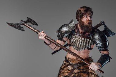 Baltalı öfkeli Viking saldırmaya hazırlanıyor.