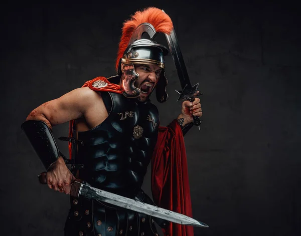 Gritando y salvaje guerrero romano con espadas y armadura —  Fotos de Stock