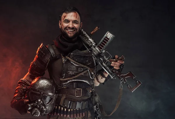 Fröhlicher und glücklicher Überlebender bewaffnet mit Schrotflinte im dunklen Hintergrund — Stockfoto