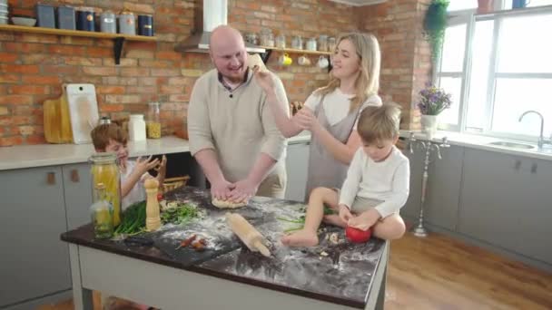 Happy family cook pizza, mother try rotate pizza dough in the air in kitchen. — Stock Video