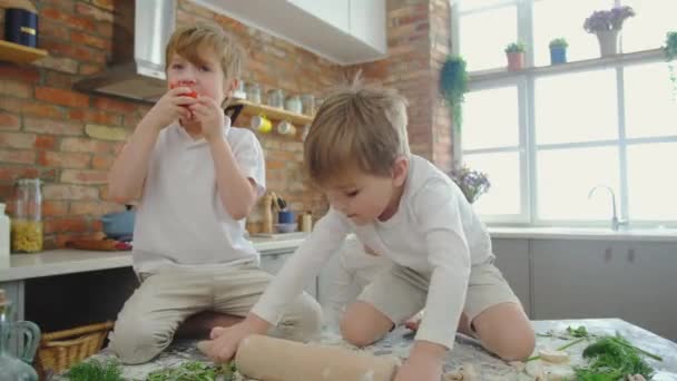 Familie mit drei Kindern backt in der Wohnung hausgemachte Pizza. — Stockvideo