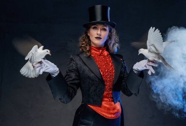 Sis içindeki iki sevimli güvercinle retro elbiseli mistik kadın.