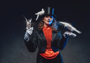 Klasik retro giyimli kadın oyuncu güvercinlerle poz veriyor.