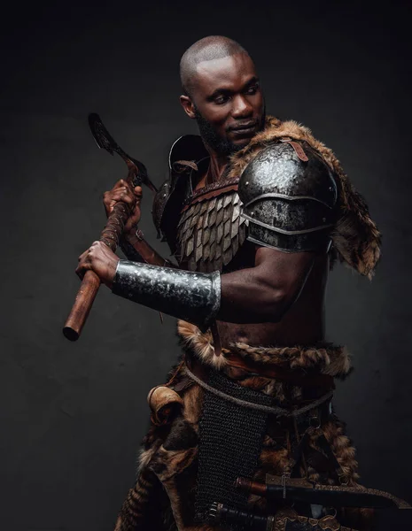 带有斧头的具有侵略性和危险性的黑色皮肤野蛮人 — 图库照片