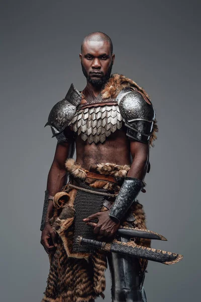 Африканский боец в стиле викингов, одетый в антикварную защитную одежду — стоковое фото