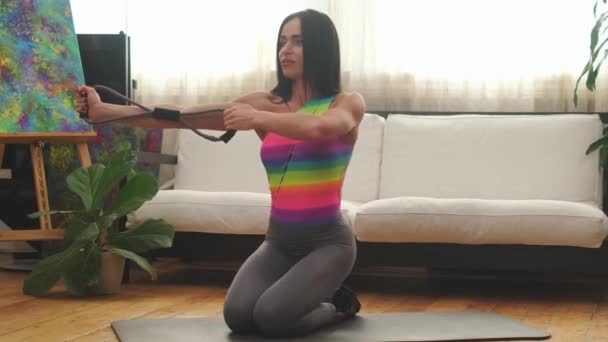 Fitness de sex feminin face stretching cu antrenament expander pe covor de exerciții la domiciliu . — Videoclip de stoc