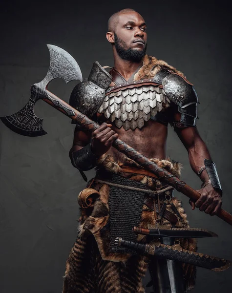 斧を持つ野生のアフリカの兵士と暗い背景でポーズ — ストック写真