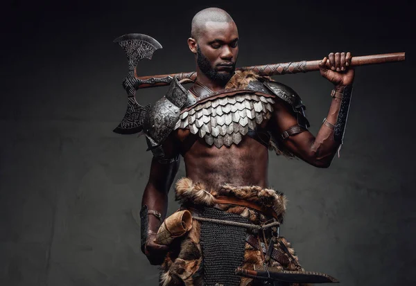 Homem africano guerreiro com machado vestindo peles e armaduras antigas — Fotografia de Stock