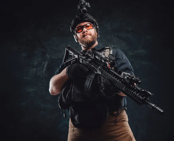 Trots soldaat in uniform en met een geweer in z 'n hand. — Stockfoto