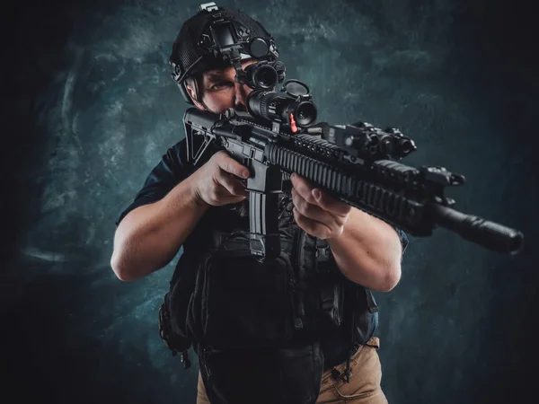 Farlig och beväpnad soldat siktar ett maskingevär i mörk bakgrund — Stockfoto