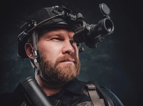 Soldado moderno mira en el dispositivo de visión nocturna incorporado en su casco — Foto de Stock